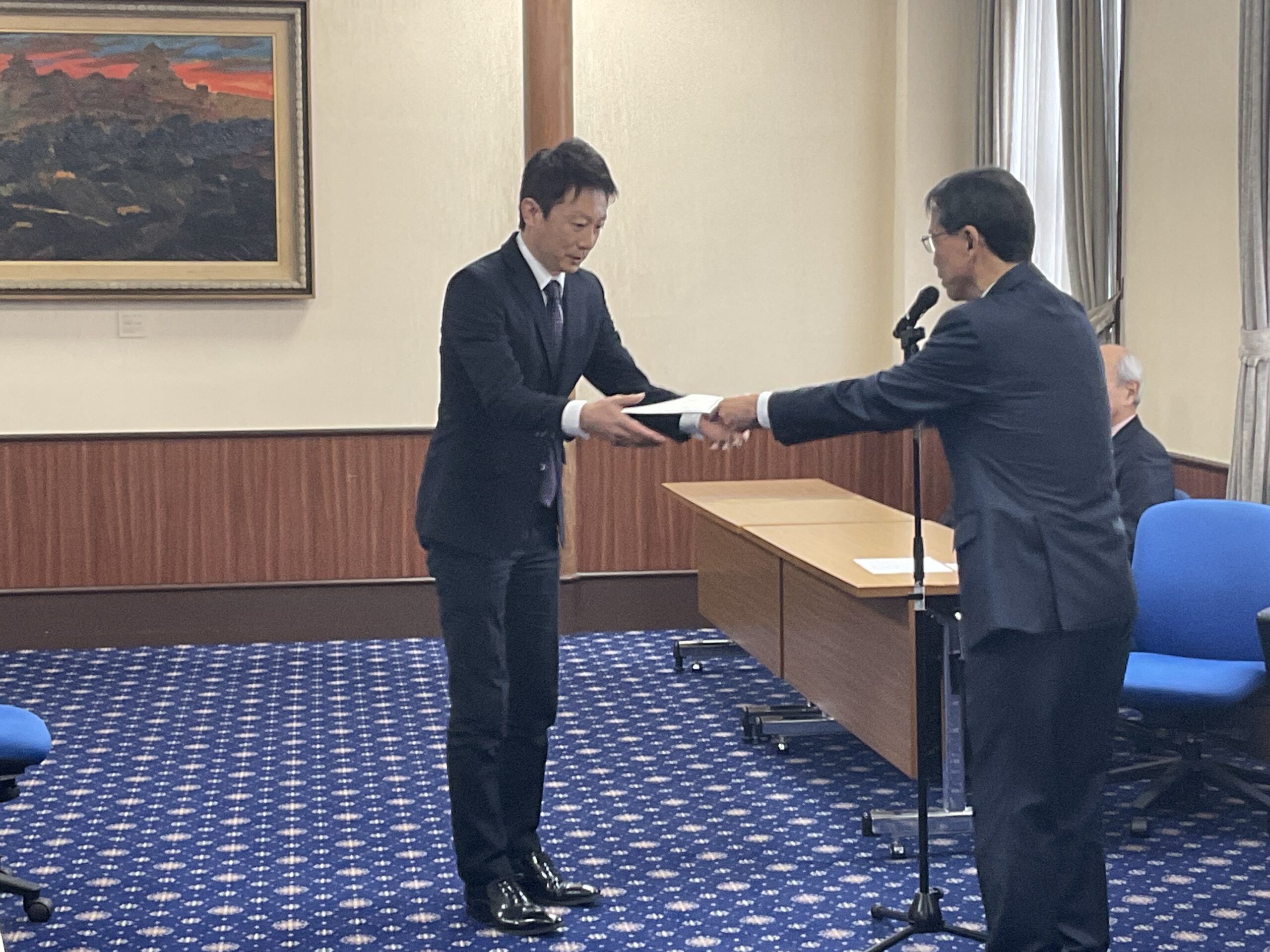 当選証書付与式。