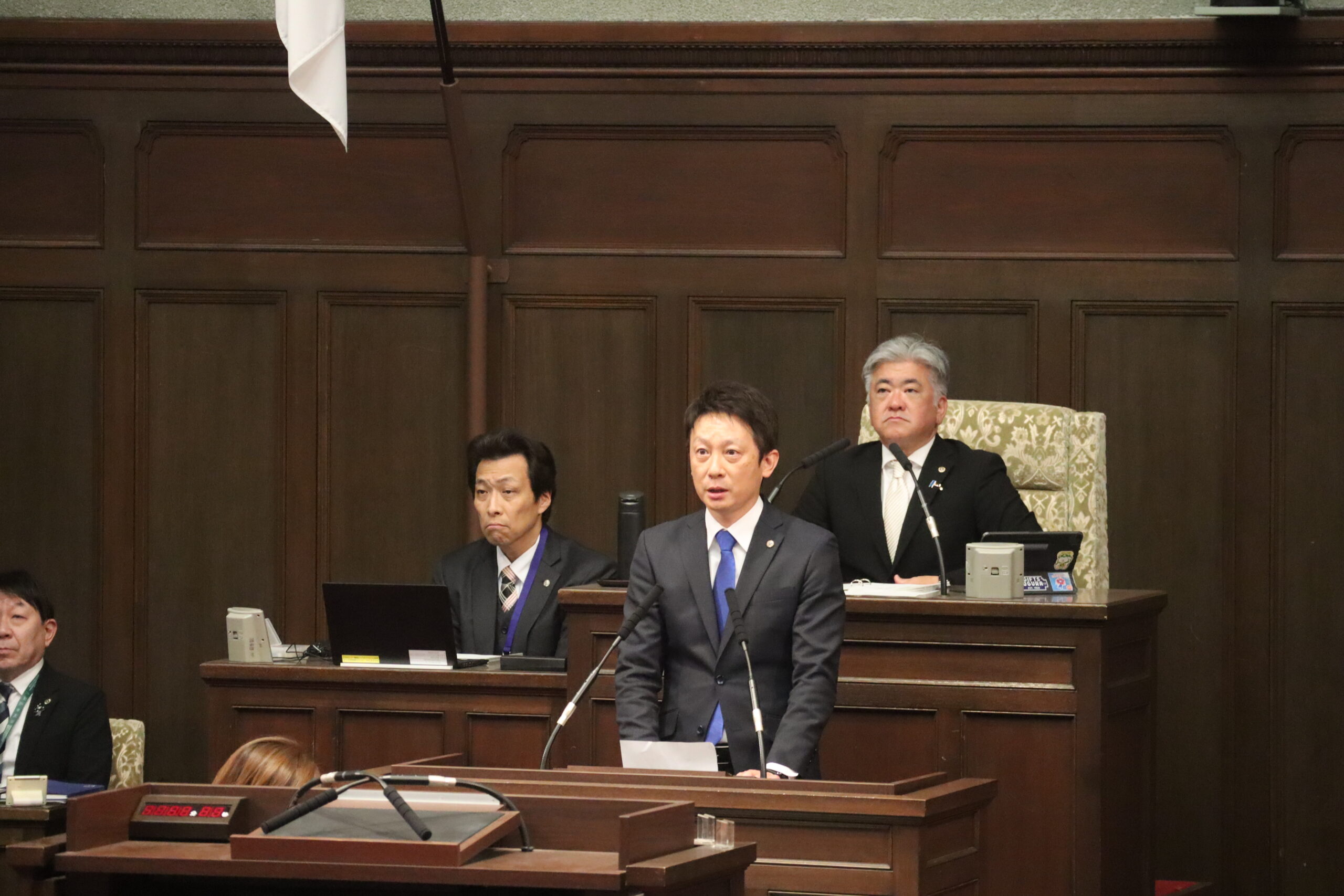 府議会議員と市議会議員の違いとは？役割や仕事内容を解説