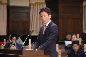 府議会本会議で質問する土井かずよし
