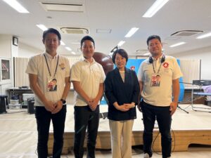 大東市の夏祭りで逢坂伸子大東市長と記念撮影する土井かずよし大阪府議会議員
