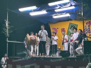盆踊り大会であいさつさせていただく土井かずよし