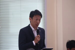 大阪湾の港湾機能強化について説明する大阪府議会議員の土井かずよし