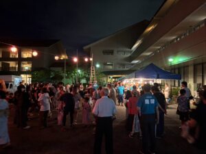 大東市龍間の盆踊り会場の賑わい