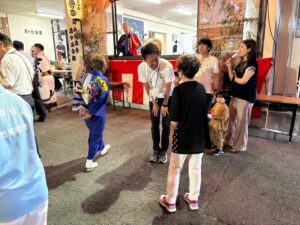 地域の方々と触れ合う土井かずよし