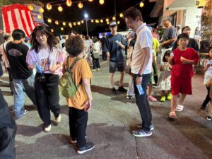 地域の方々と触れ合う土井かずよし