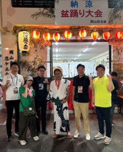 大阪維新の会四條畷市議会議員団のメンバーと土井かずよし。そして地域の方々と。