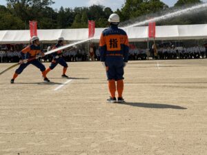 北河内地区支部総合訓練大会で行われた消防団の模範訓練と放水
