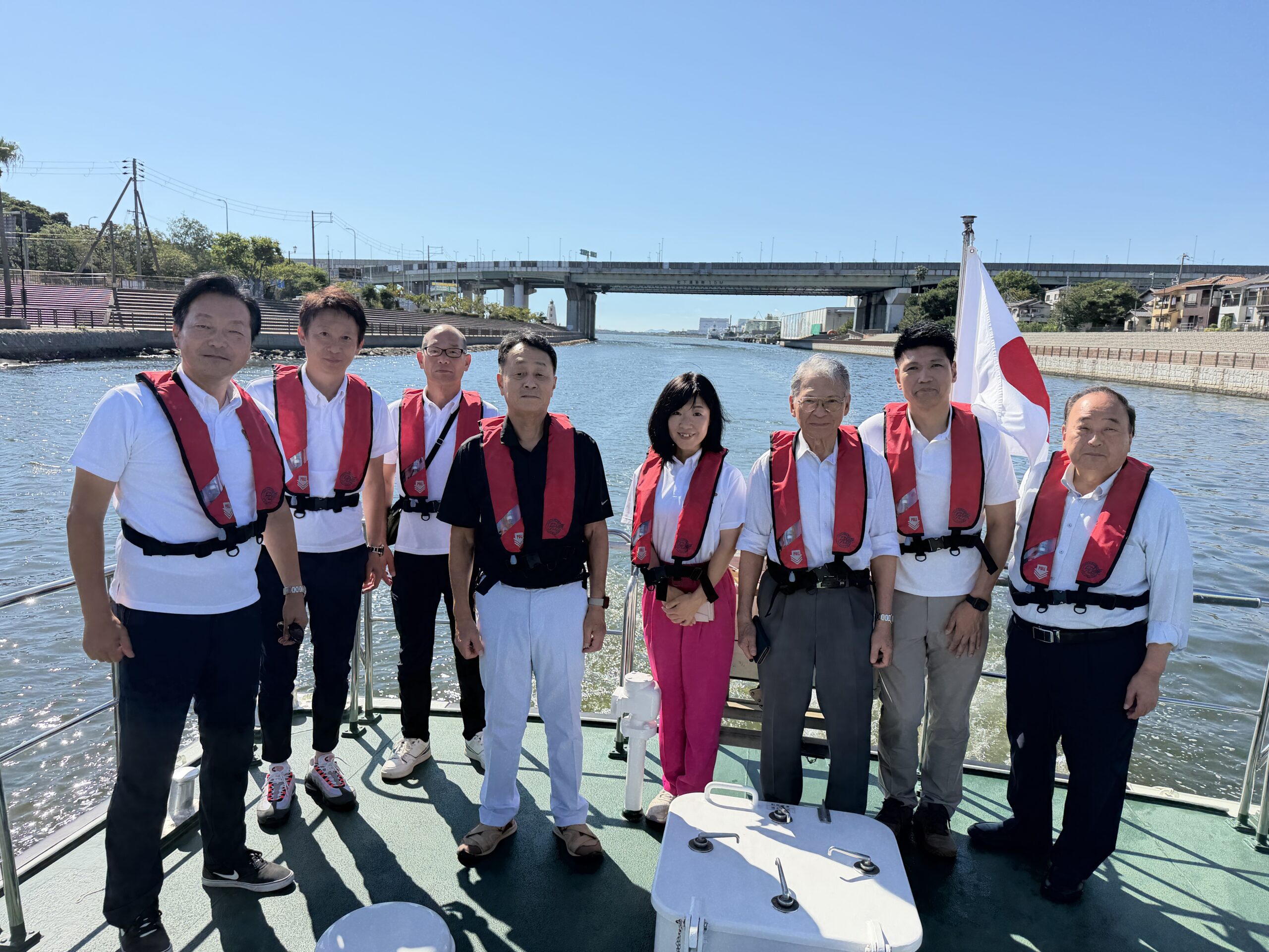 船上から大阪の港湾を視察 ― 物流・産業・防災を支える港の役割