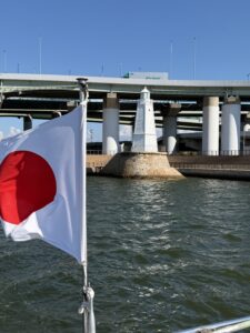 堺旧港の木造灯台を船上から望む