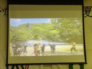 キャンピィだいとう夏季活動で子どもたちと活動するキャンプリーダーの様子