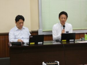 大阪維新の会大阪府議会議員団の政調会で発言する土井かずよし府議