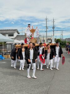 四條畷市役所を出発する、四條畷青年団メンバー。