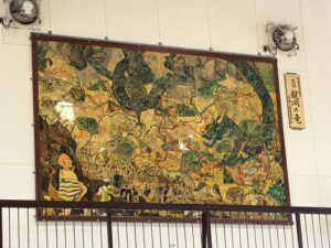 大東市立氷野小学校体育館に展示されている民話『龍間の竜』を題材とした平成2年度卒業生の作品