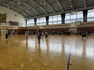 大東市立氷野小学校体育館で行われた大東市こども会ドッヂビー大会の試合風景